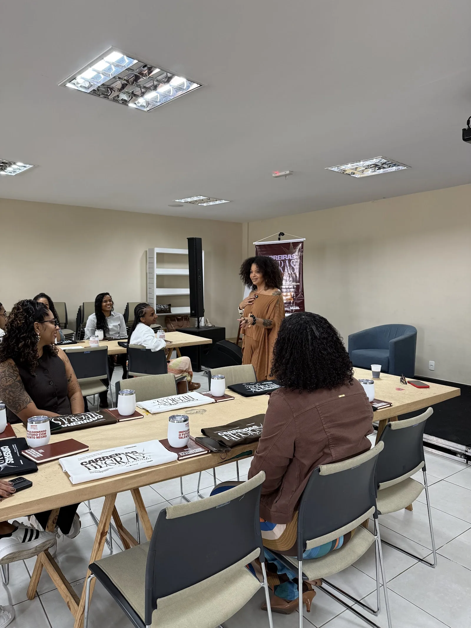 Participantes em atividade coletiva durante a imersão da Jornada Carreiras Negras