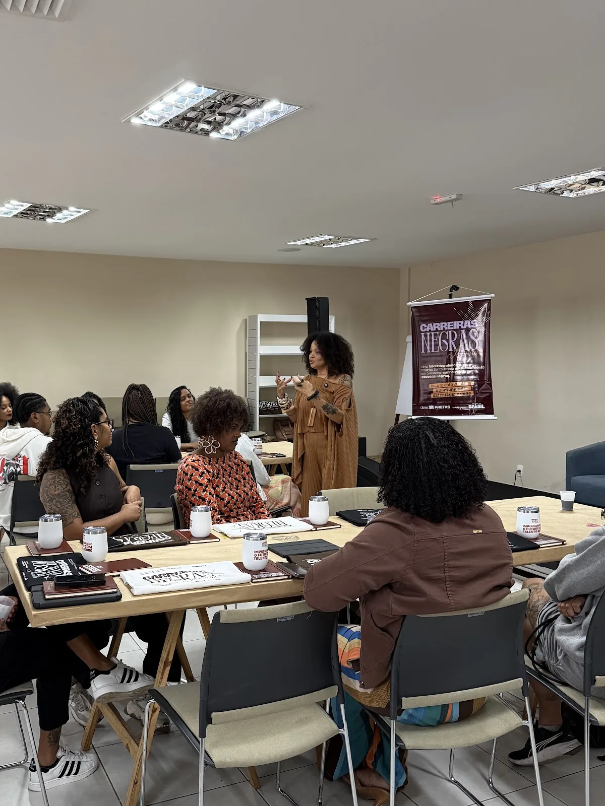 Atividade com formadores e participantes no encontro presencial da jornada